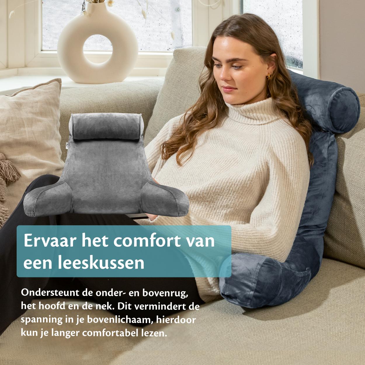 Een vrouw zit op de bank met een kussen op haar schoot, genietend van een moment van rust met haar Ella Leeskussen.