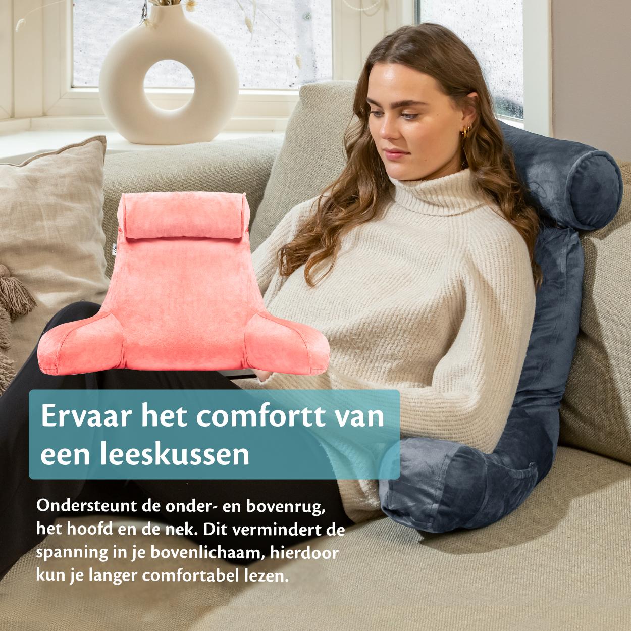 Vrouw op de bank met een kussen op haar schoot, ontspannen met haar Ella Leeskussen in een gezellige omgeving.