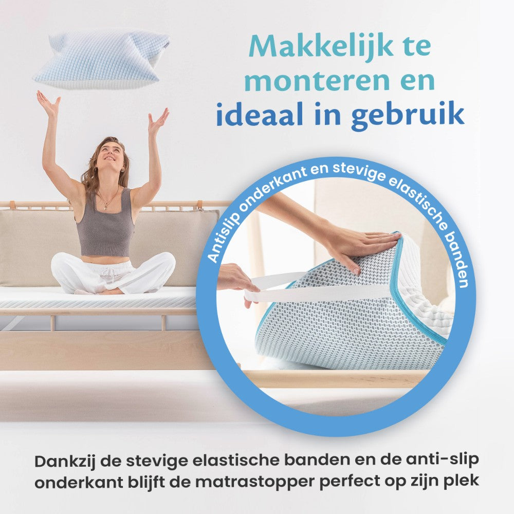 Een vrouw met een kussen in haar handen, genietend van de stabiliteit van de matrastopper met anti-slip onderkant.
