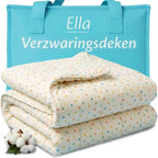 Ella verzwaringsdeken met stippenprint in crème, gevouwen naast een turquoise draagtas.