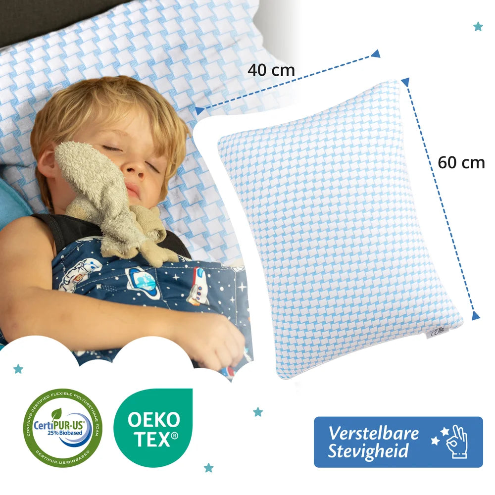 Slapend kind op Ella kinderkussen met afmetingen 40 x 60 cm, verstelbare stevigheid en OEKO TEX certificering.