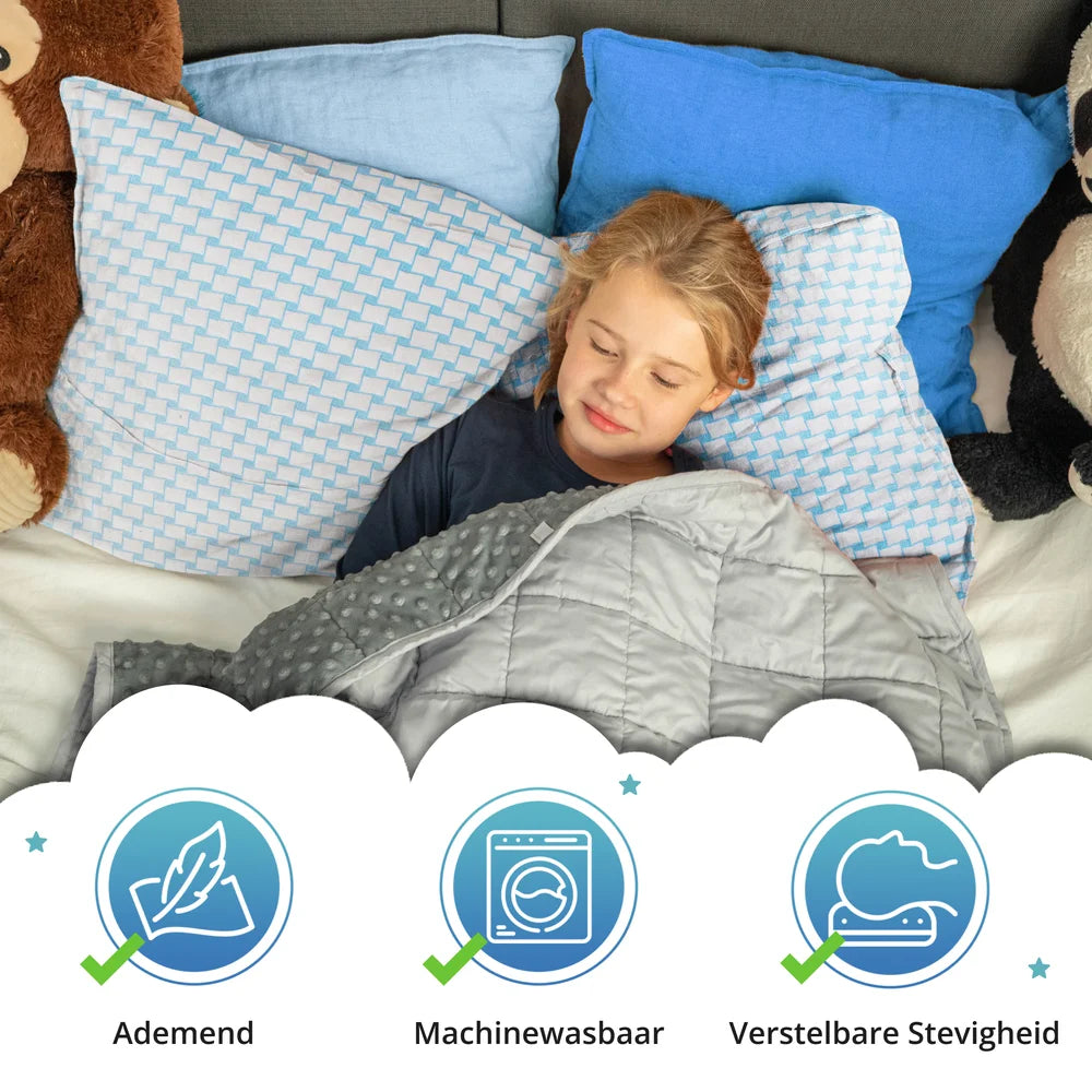 Kind in bed met Ella kinderkussen, ademend, machinewasbaar en met verstelbare stevigheid.