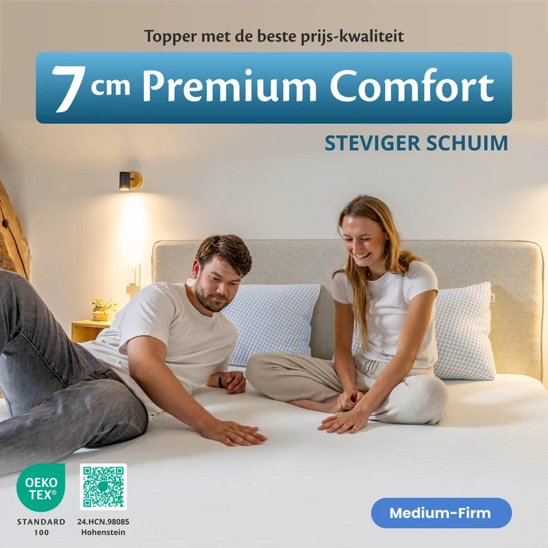 Een stel zit op de Ella Stevige Matrastopper van 7 cm en voelt het steviger schuim