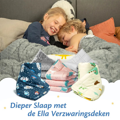 Kinderen liggen samen te lachen onder Ella Sleeps verzwaringsdekens in meerdere prints en kleuren.