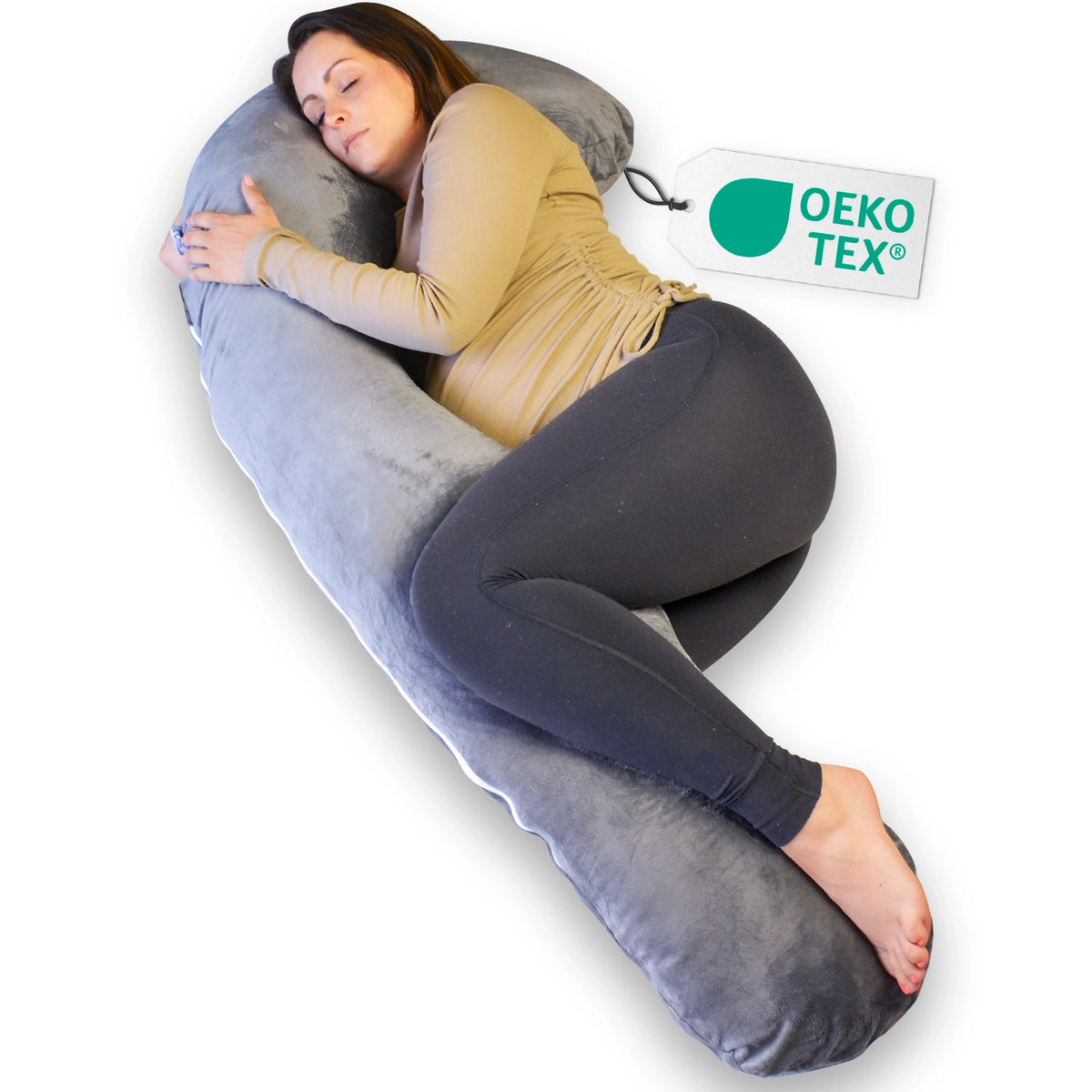 Vrouw ligt comfortabel op een groot grijs kussen van Ella Sleeps J - Shape Minky, perfect voor ontspanning tijdens de zwangerschap.