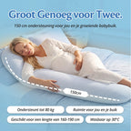 Zwangere vrouw met het 150 cm lange Ella zwangerschapskussen dat buik en rug ondersteunt.