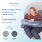 Een vrouw geniet van haar tijd op de bank met een Ella Sleeps zwangerschapskussen en een comfortabel kussen.