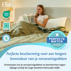 Vrouw leest in bed onder een licht olijfgroene Ella hoes voor verzwaringsdeken, met OEKO TEX en hypoallergeen icoon - Licht Olijf Groen