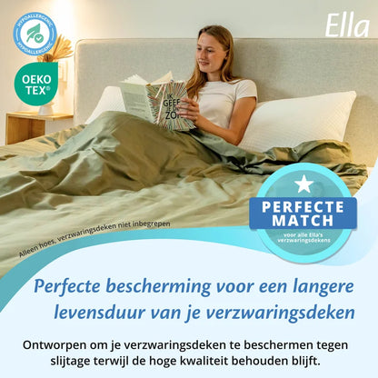 Vrouw leest in bed onder een licht olijfgroene Ella hoes voor verzwaringsdeken, met OEKO TEX en hypoallergeen icoon.