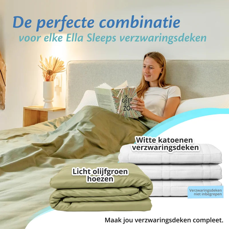 Witte verzwaringsdeken gecombineerd met licht olijfgroene Ella hoes op bed, productstapel zichtbaar.