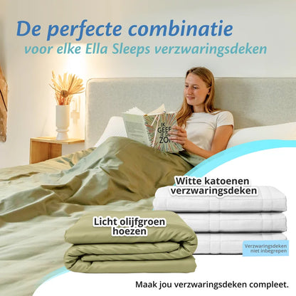 Witte verzwaringsdeken gecombineerd met licht olijfgroene Ella hoes op bed, productstapel zichtbaar.