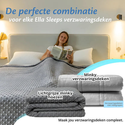 Grijze verzwaringsdeken gecombineerd met grijze Ella hoes op bed, productstapel zichtbaar.