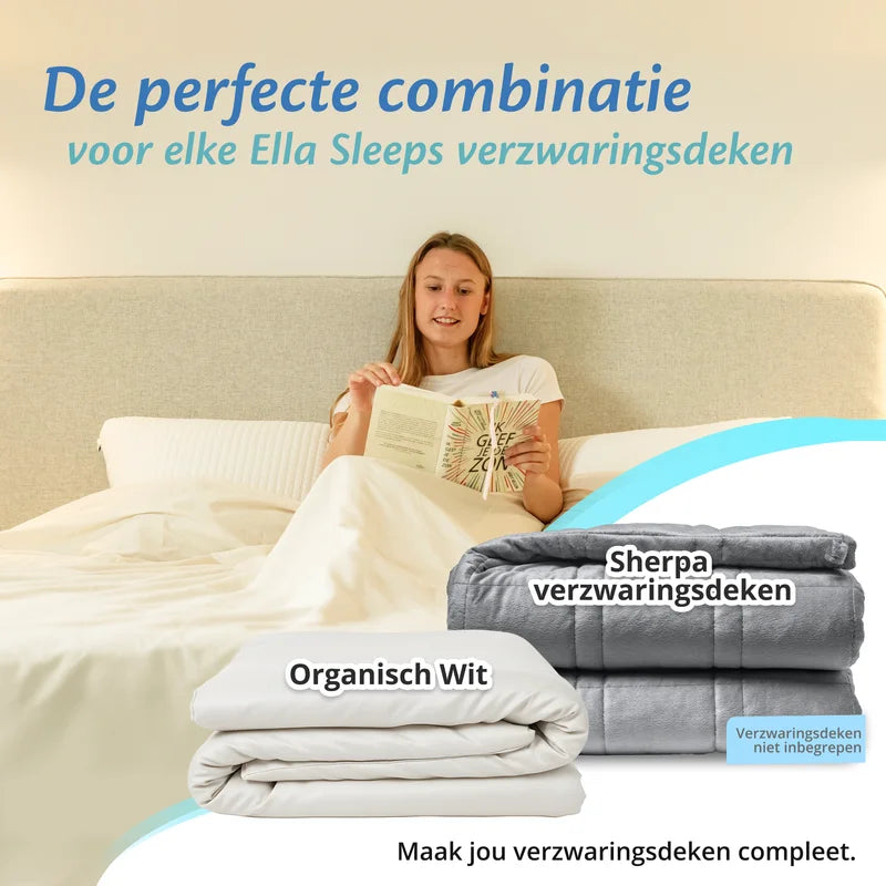 Vrouw leest in bed met witte deken, Ella Sleeps verzwaringsdeken hoes in organisch wit en grijze sherpa variant naast het bed.