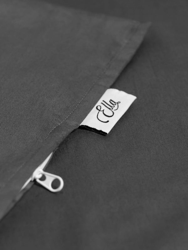 Detail van de rits en het label van de grijze Ella verzwaringsdeken.