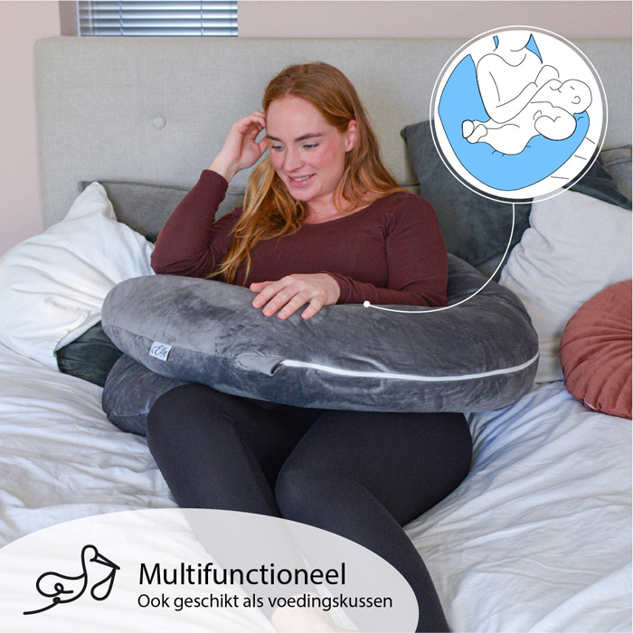 Het zwangerschapskussen van Ella is multifunctioneel in het gebruik. Je kunt het namelijk zoals je hier zit ook gebruiken na de zwangerschap als voedingskussen.